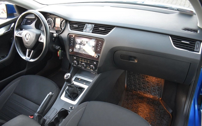 Skoda Octavia cena 55900 przebieg: 107197, rok produkcji 2019 z Poznań małe 704
